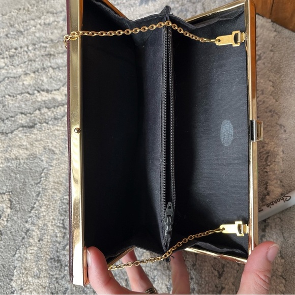 Vintage 70's Burgundy Clutch With Gold Chain Clasp Closure - Picture 7 of 8